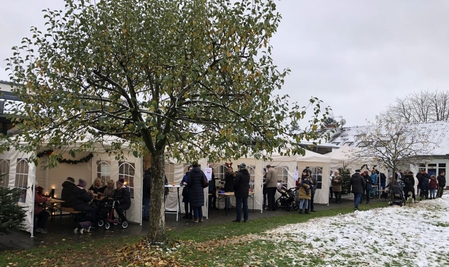 Foto von den Pavillons auf dem Weihnachtsmarkt in Badenstedt 2023